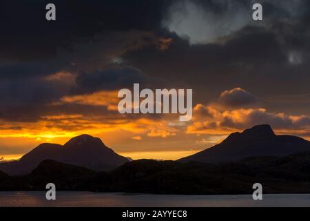 Sonnenaufgang über den Gipfeln von Cùl Beag und Stac Pollaidh, Coigach, Wester Ross, Highland Region, Schottland, Großbritannien Stockfoto