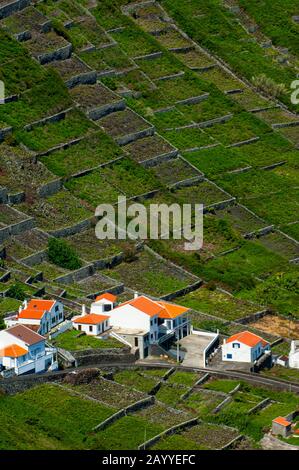 Blick auf Bauernhäuser und Felder auf der Insel Santa Maria auf den Azoren, Portugal, vom Aussichtspunkt Sao Lourenco. Stockfoto