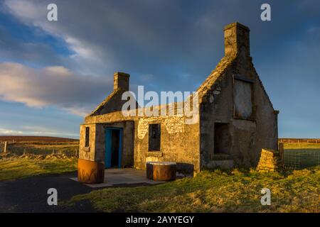 Das verderbliche Cottage von Moine House auf der Halbinsel A' Mhòine, Sutherland, Schottland, Großbritannien. Stockfoto