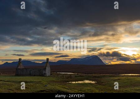 Ben Hope aus dem verderblichen Cottage von Moine House auf der Halbinsel A' Mhòine, Sutherland, Schottland, Großbritannien. Stockfoto