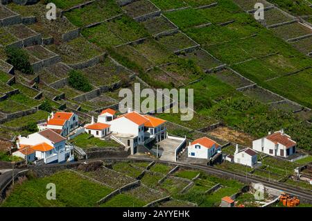 Blick auf Bauernhäuser und Felder auf der Insel Santa Maria auf den Azoren, Portugal, vom Aussichtspunkt Sao Lourenco. Stockfoto