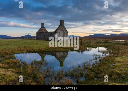 Das verderbliche Cottage von Moine House auf der Halbinsel A' Mhòine, Sutherland, Schottland, Großbritannien. Stockfoto