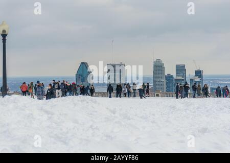Montreal, Kanada - 16. Februar 2020: Viele Touristen stehen auf Kondiaronk Belvedere, um die Skyline von Montreal zu genießen. Montreal Skyline im Winter, Kanada Stockfoto