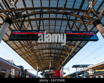 Zielinformationen Bord am Bahnsteig, Bahnhof Krasnojarsk, Transsibirischen Eisenbahntrasse, Sibirien, Russische Föderation Stockfoto