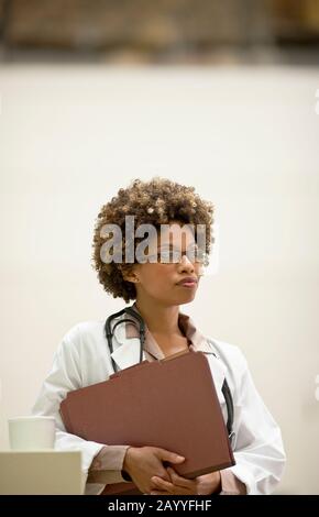 Portrait von Frau Doktor holding Patientenakten. Stockfoto