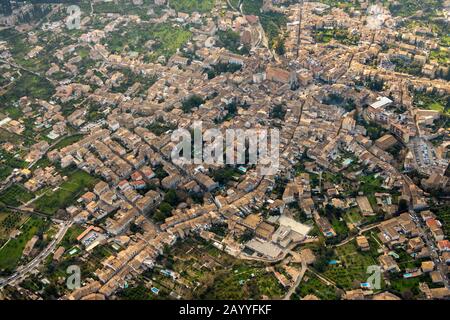 Luftbild, Blick auf die Stadt und das Stadtzentrum von Sóller, Sóller, Europa, Balearen, Spanien, Altstadt, Colegio Público Es Fossaret, es, Església parroqu Stockfoto