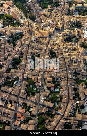 Luftbild, Blick auf die Stadt und das Stadtzentrum von Sóller, Sóller, Europa, Balearen, Spanien, Altstadt, es, Església parroquial de Sant Bartomeu de Sólle Stockfoto