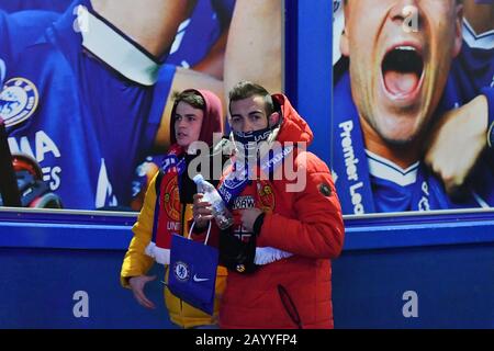 London, Großbritannien. Februar 2020. Fans von Manchester United während des Premier-League-Spiels zwischen Chelsea und Manchester United an der Stamford Bridge, London am Montag, den 17. Februar 2020. (Kredit: Ivan Yordanov   MI News) Foto darf nur für redaktionelle Zwecke in Zeitungen und/oder Zeitschriften verwendet werden, Lizenz für kommerzielle Nutzung erforderlich Kredit: MI News & Sport /Alamy Live News Stockfoto