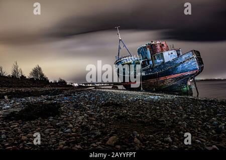 Glencoe, Schottland - Januar 2020: Das Corpach Boot Wreck in der Nähe von Fort William, leicht lackierte Nachtaufnahme Stockfoto