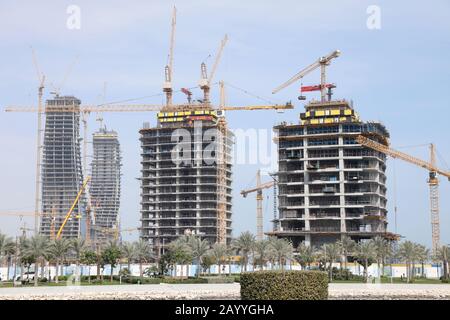 Doha/Katar - 17. Februar 2020: Bauarbeiten in der Nähe der Marina Promenade im Lussail-Gebiet von Doha, einschließlich der Katara Towers im Hintergrund Stockfoto