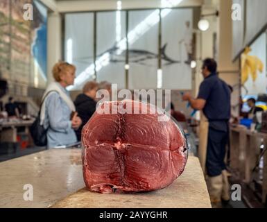 Thunfisch auf dem Tisch eines Fischhändlers bei Mercado dos Lavradores, dem Funchal-Markt. Stockfoto