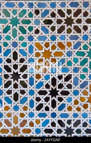 Detail der maurischen Architektur (Mosaik) im Alcazar, einem Königspalast, ursprünglich ein maurisches Fort in Sevilla, Andalusien, Spanien. Stockfoto