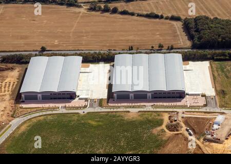 NHS Supply Chain Logistics Warehouse in der linken Bildseite in Suffolk, in der Nähe von Bury St Edmunds, Großbritannien Stockfoto