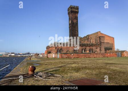 Central Hydraulic Tower, denkmalgeschütztes Gebäude, mit dem Tore und Brücken auf dem Great Float, Birkenh, befestigt werden Stockfoto