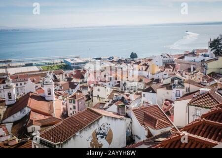 Blick auf den Bezirk Alfama in Lissabon von der Jardim Júlio de Castilho, einem kleinen Garten neben der Kirche Santa Luzia in Lissabon Portugal Stockfoto