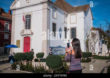 Touristin fotografieren in einer weißen Wandkirche Santa Luzia in Lissabon Portugal Stockfoto