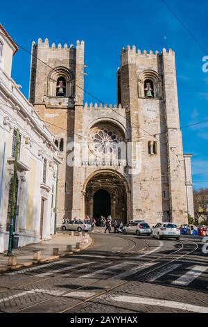 Außerhalb der Kathedrale von Lissabon (Santa Maria Maior de Lisboa oder Sé de Lisboa, Metropolitankathedrale St. Mary Major, Kathedrale Se) befindet sich die älteste Stockfoto