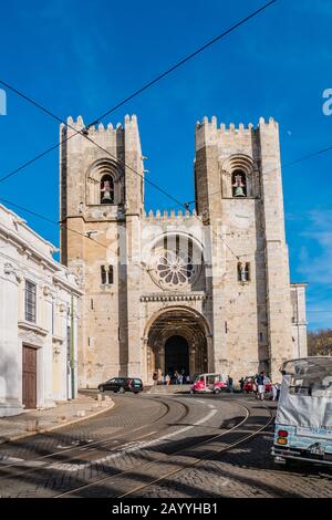 Außerhalb der Kathedrale von Lissabon (Santa Maria Maior de Lisboa oder Sé de Lisboa, Metropolitankathedrale St. Mary Major, Kathedrale Se) befindet sich die älteste Stockfoto