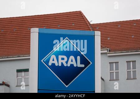 Berlin, DEUTSCHLAND - 17. FEBRUAR 2020: Aral-Logo Auf EINER Tankstelle In Berlin, Deutschland Stockfoto