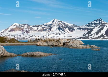 Blick auf die Landschaft bei Hornsund von Gnålodden in Svalbard, Norwegen. Stockfoto