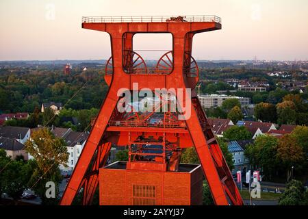 Kopfbedeckungen der Schacht XII der Zeche Zollverein am Abend, Deutschland, Nordrhein-Westfalen, Ruhrgebiet, Essen Stockfoto