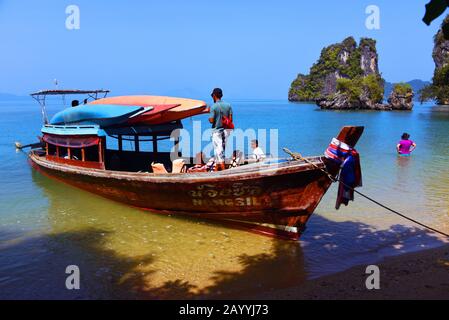 Kajaks auf dem Langschwänzboot in Andamansee im Osten der Insel Phuket, Thailand, Phuket, Ao Phang Nga National Park Stockfoto