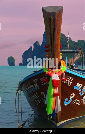 Buddhismus Dekoration eines traditionellen Langschwänzboots an der Küste, Thailand, Koh Phi Phi Stockfoto