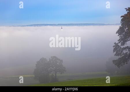 Atmosphärische Inversion, Kaltluftschicht in einem Tal, Deutschland, Bayern, Isental Stockfoto