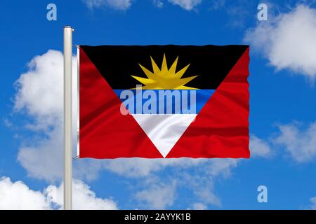 Flagge von Antigua und Barbuda vor blauem bewölktem Himmel, Antigua und Barbuda Stockfoto