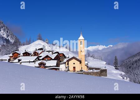 Kleines Dorf im Tal von Tarentaise Beetwen Bourg Saint Maurice und Tignes, Frankreich, Savoie, La Gurraz Stockfoto