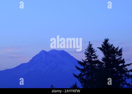 Majestätischer Schnee Bedeckt Mt. Rainier Gegen Soft Idyllische Sonnenaufgang Stockfoto
