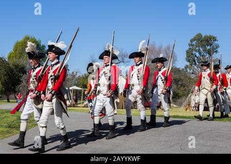 Britische Rotbausoldaten marschieren während einer Nachstellung der amerikanischen Revolution im Huntington Central Park Huntington Beach, Kalifornien, USA Stockfoto