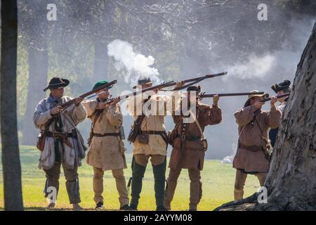 Amerikanische melitia Reenact heraus eine Szene aus der Amerikanischen Revolution Krieg zu einem reenactment Event in Huntington Beach Kalifornien USA Stockfoto