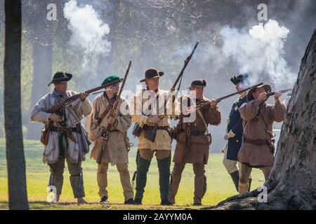 Amerikanische melitia Reenact heraus eine Szene aus der Amerikanischen Revolution Krieg zu einem reenactment Event in Huntington Beach Kalifornien USA Stockfoto