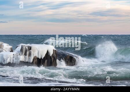 Lake Superior Waves Batter Shoreline, Artist Point, Grand Marais, Cook County, MN, Januar, von Dominique Braud/Dembinsky Photo Assoc Stockfoto