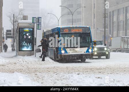 Montreal Quebec Kanada 7. Februar 2020: STM Metro Bus lädt Passagiere während des Schneesturms Stockfoto