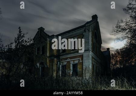 Dunkle und gruselige alte, verlassene Villa in der Nacht. Ehemaliges Karl von Meck Haus Stockfoto