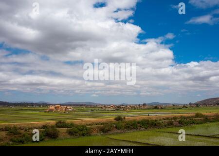 Bauernhäuser in Reisfeldern am Stadtrand von Antananarivo, der Hauptstadt von Madagaskar. Stockfoto