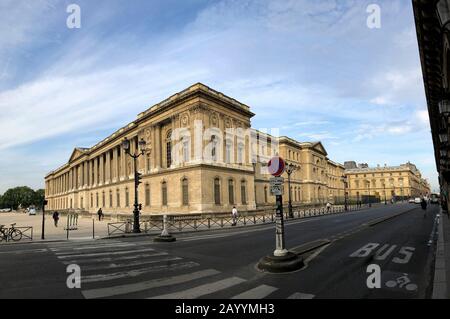 Paris, Frankreich - 05.24.2019: Außerhalb des berühmten Louvre. Das Louvre Museum ist eines der größten und meistbesuchten Museen der Welt Stockfoto