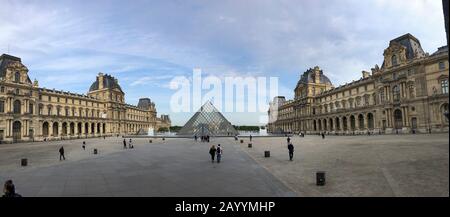 Paris, Frankreich - 05.24.2019: Blick auf den berühmten Louvre mit der Louvre Pyramide. Stockfoto
