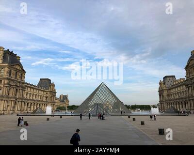 Paris, Frankreich - 05.24.2019: Blick auf den berühmten Louvre mit der Louvre Pyramide. Stockfoto