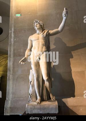 Griechische Statue im berühmten Museum des Louvre Stockfoto
