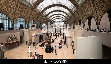 Paris, Frankreich - 05.24.2019: Museum d' Orsay. Es befindet sich im ehemaligen Gare d'Orsay, einem Bahnhof von Beaux-Arts, der zwischen 1898 und 1900 erbaut wurde. Stockfoto