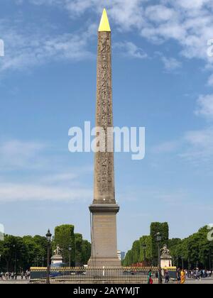 Ägyptische Obelisk von Luxor steht in der Mitte des Place De La Concorde in Paris, Frankreich Stockfoto