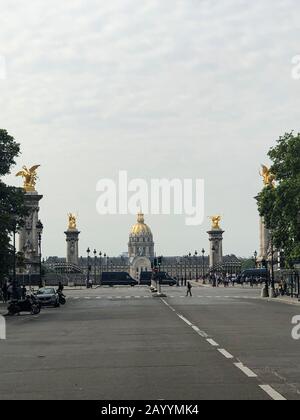Paris, Frankreich - 05.24.2019: Bewölkt am Pont Alexandre III und Les Invalides in Paris. Stockfoto