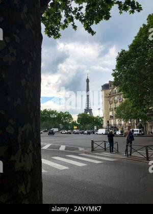 Paris, Frankreich - 25.05.2019: Blick auf den Eiffelturm von der Rapp Avenue. Stockfoto