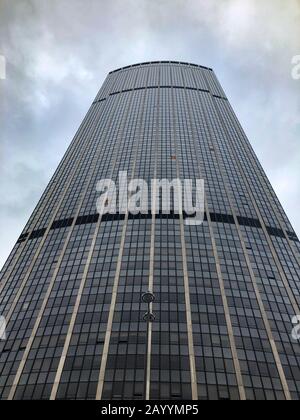 Paris, Frankreich - 05.25.2019: Der Wolkenkratzer Tour Montparnasse von unten in Paris, Frankreich. Stockfoto