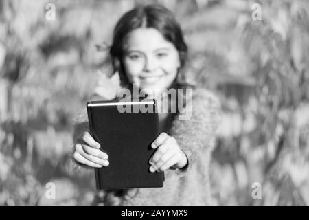 Herbst Literatur konzept. Kleines Kind lesen Herbstlaub Hintergrund. Kleines Kind lernen Sie im Herbst Park. Kid Studie mit Buch. Studiere weiter. Kleines Mädchen Buch lesen im Herbst Tag. Stockfoto