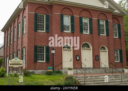 First Church of Deerfield, Massachusetts, im historischen Zentrum der Stadt. Rote Ziegelbauten schmücken diese Main Street im Historischen Deerfield, Massachusetts. Stockfoto