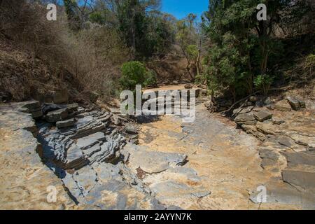 Waschbecken im leeren Flussbett während der Trockenzeit im Ankarana-Reservat im Norden von Madagaskar. Stockfoto